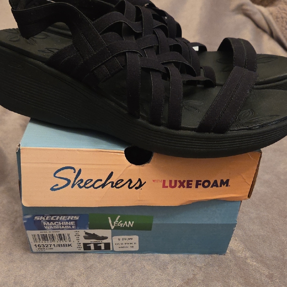 Skechers Luxe Foam Black Strappy Women's Sandals - Sz 11